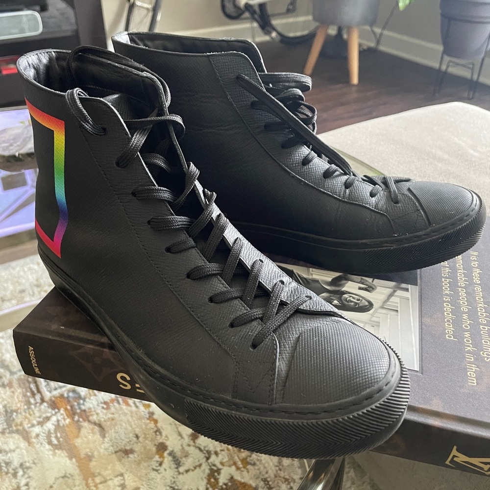 Men's AUTHENTIC Louis Vuitton high top leather sneaker.
US 9.5 (LV 8.5)